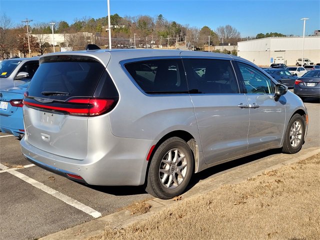 Used 2023 Chrysler Pacifica Touring-L image 3