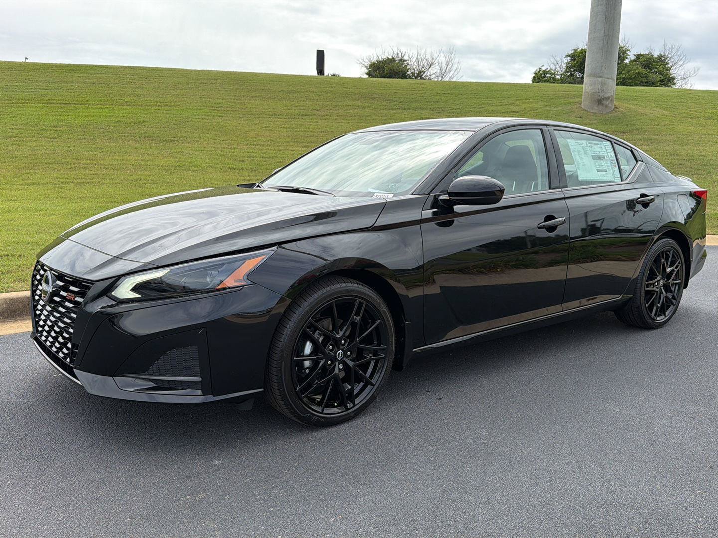 New 2026 Nissan Altima 2.5 SR w/ SR Midnight Edition Package FWD image 1