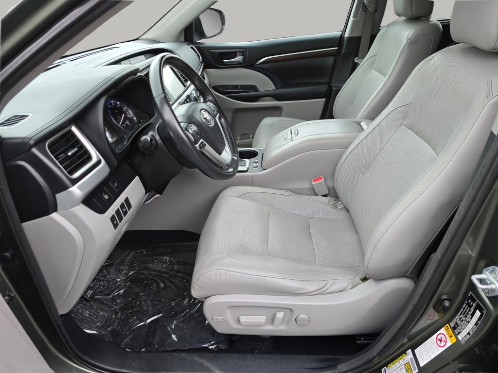 Used 2015 Toyota Highlander Limited AWD/4WD image 25
