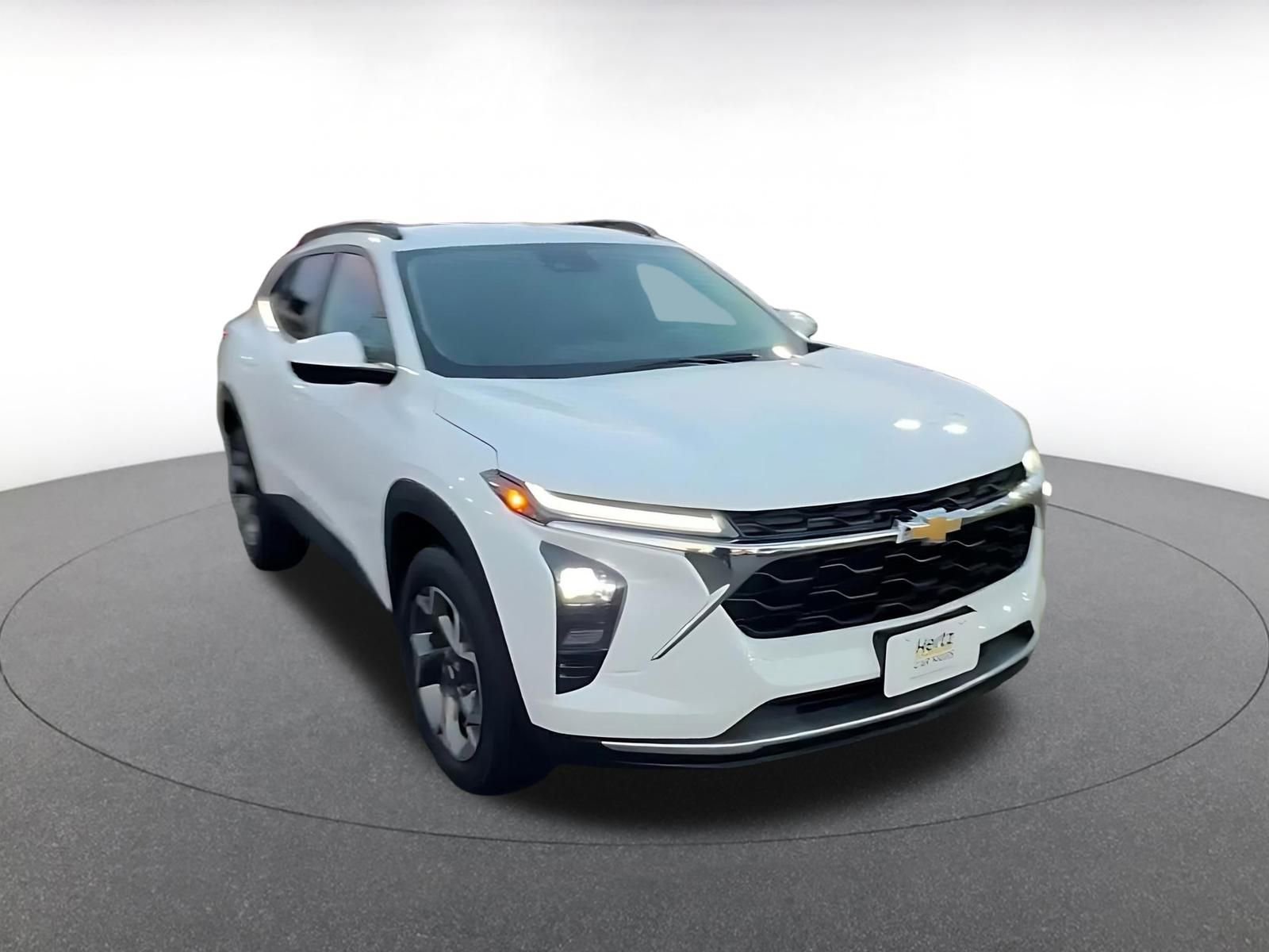 Used 2025 Chevrolet Trax LT w/ LT Convenience Package image 3