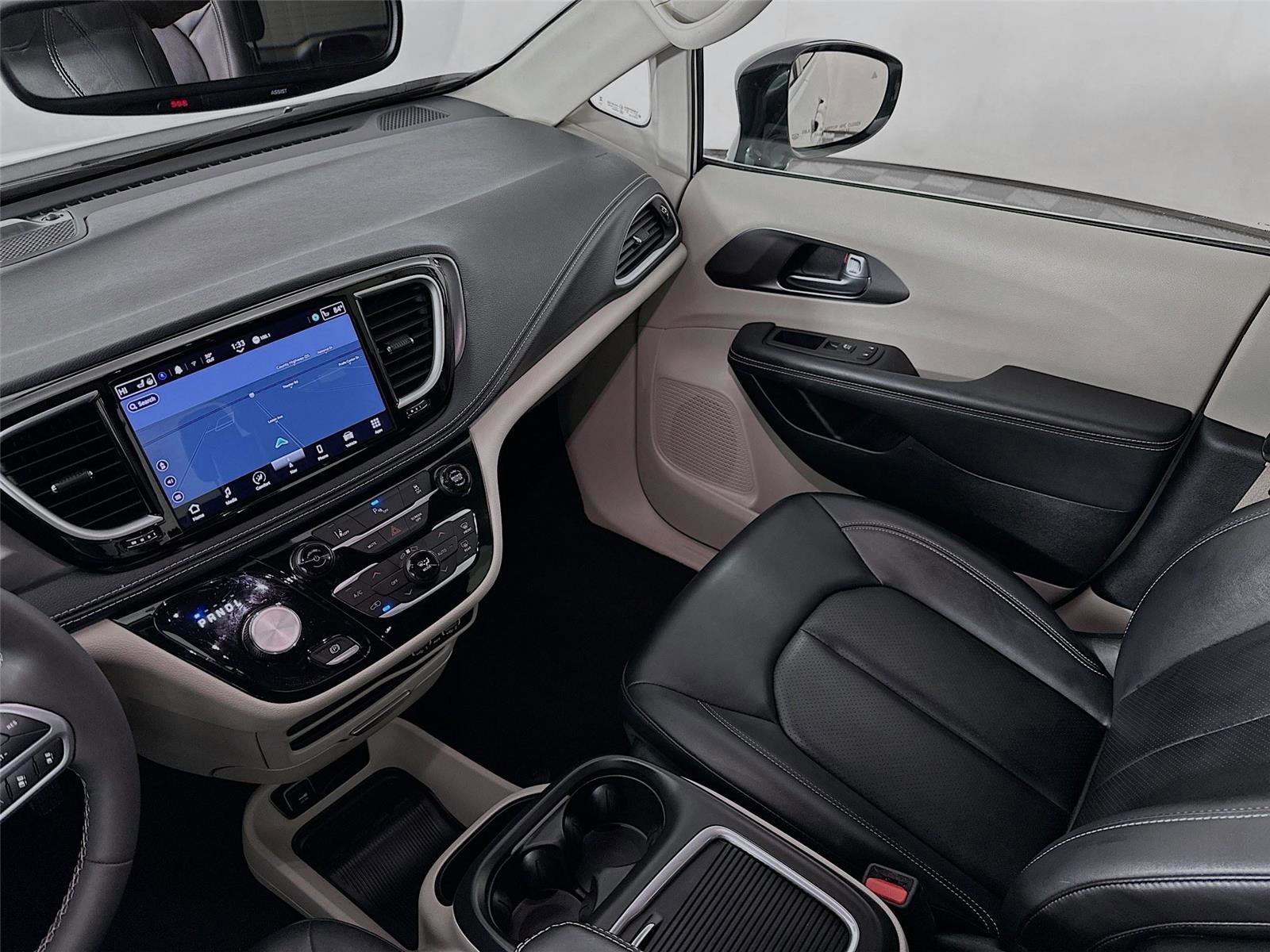 Used 2024 Chrysler Pacifica Select image 25