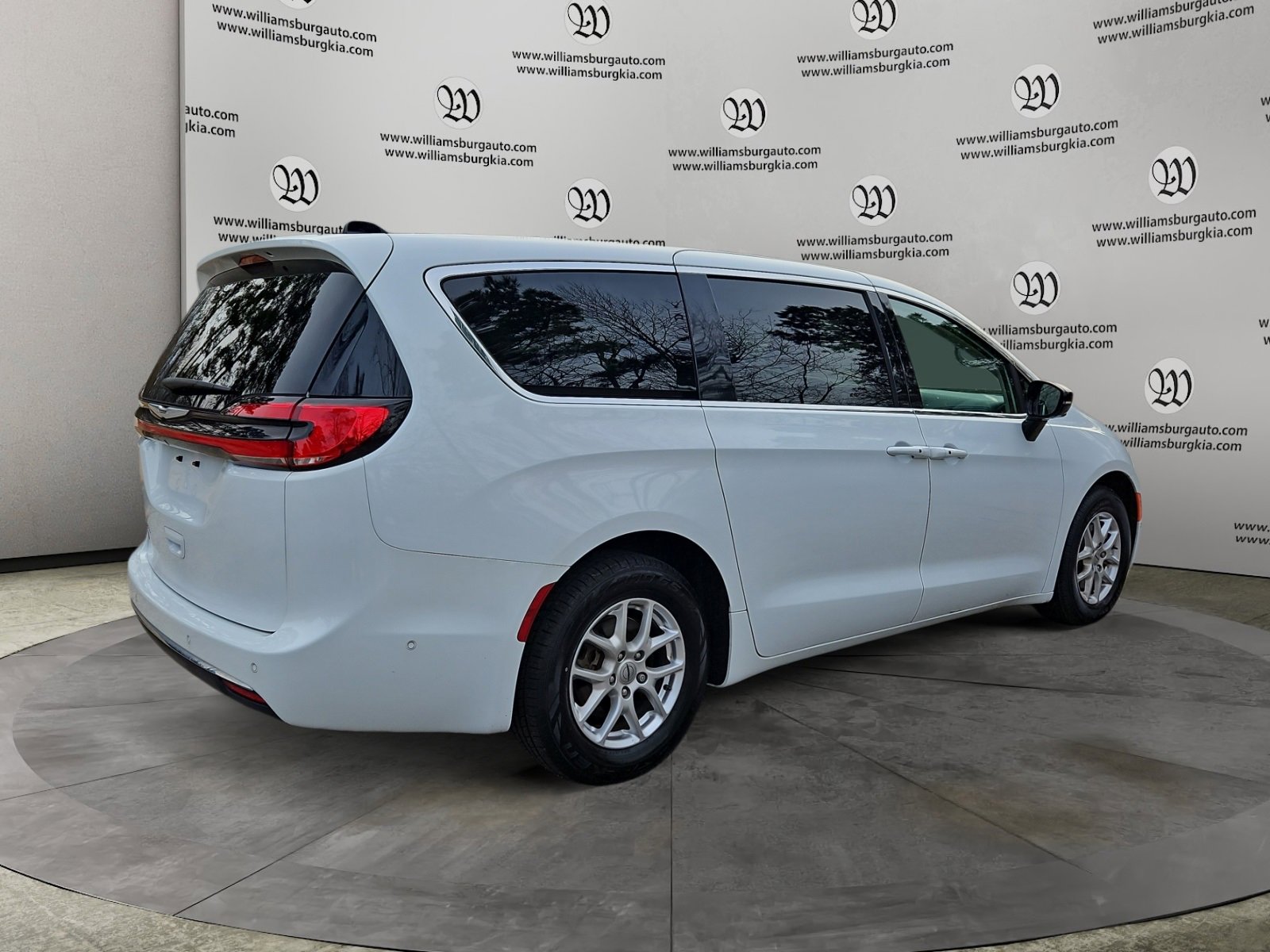 Used 2024 Chrysler Pacifica Touring-L image 5