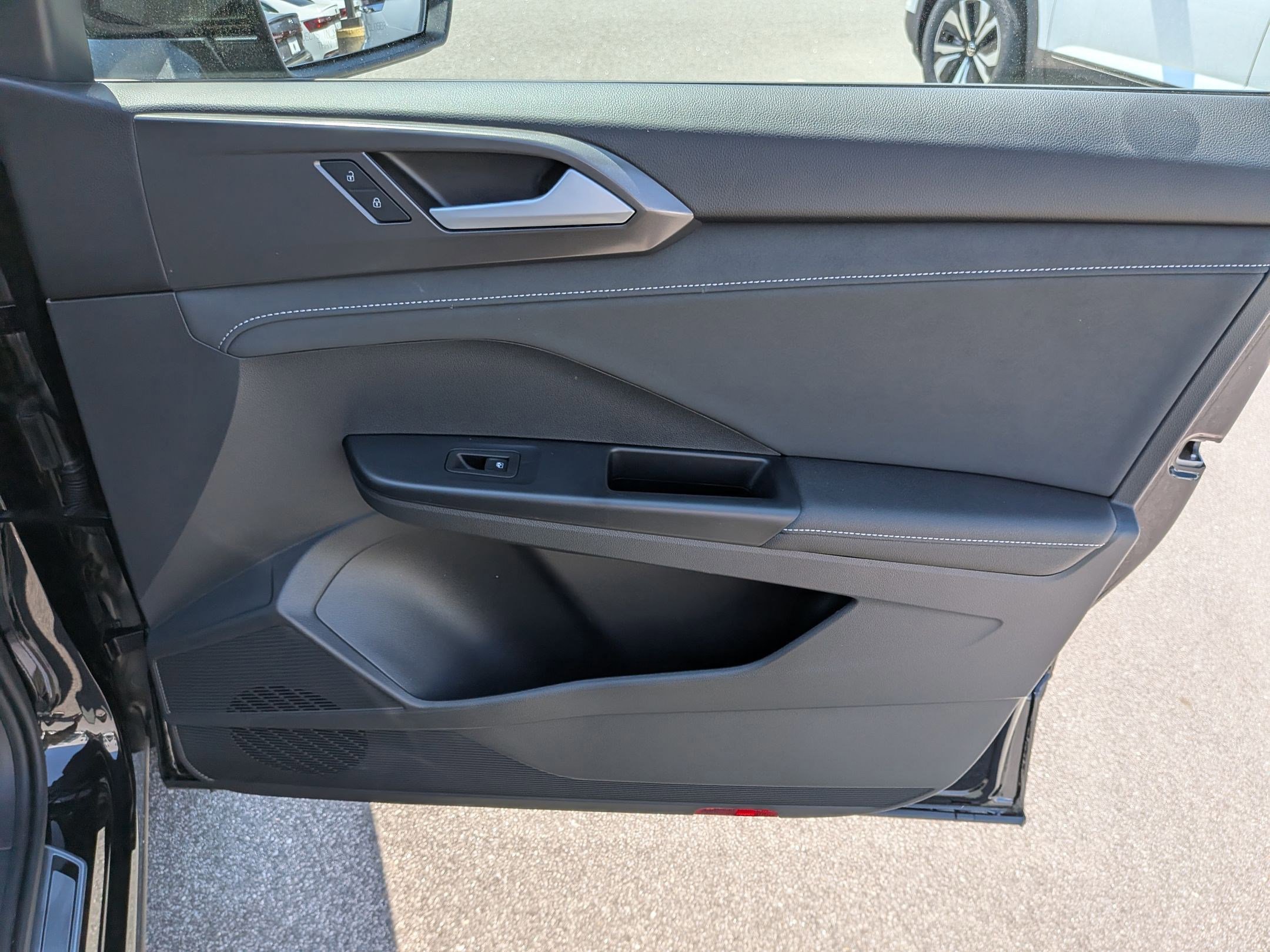 Used 2025 Volkswagen Taos SE image 32