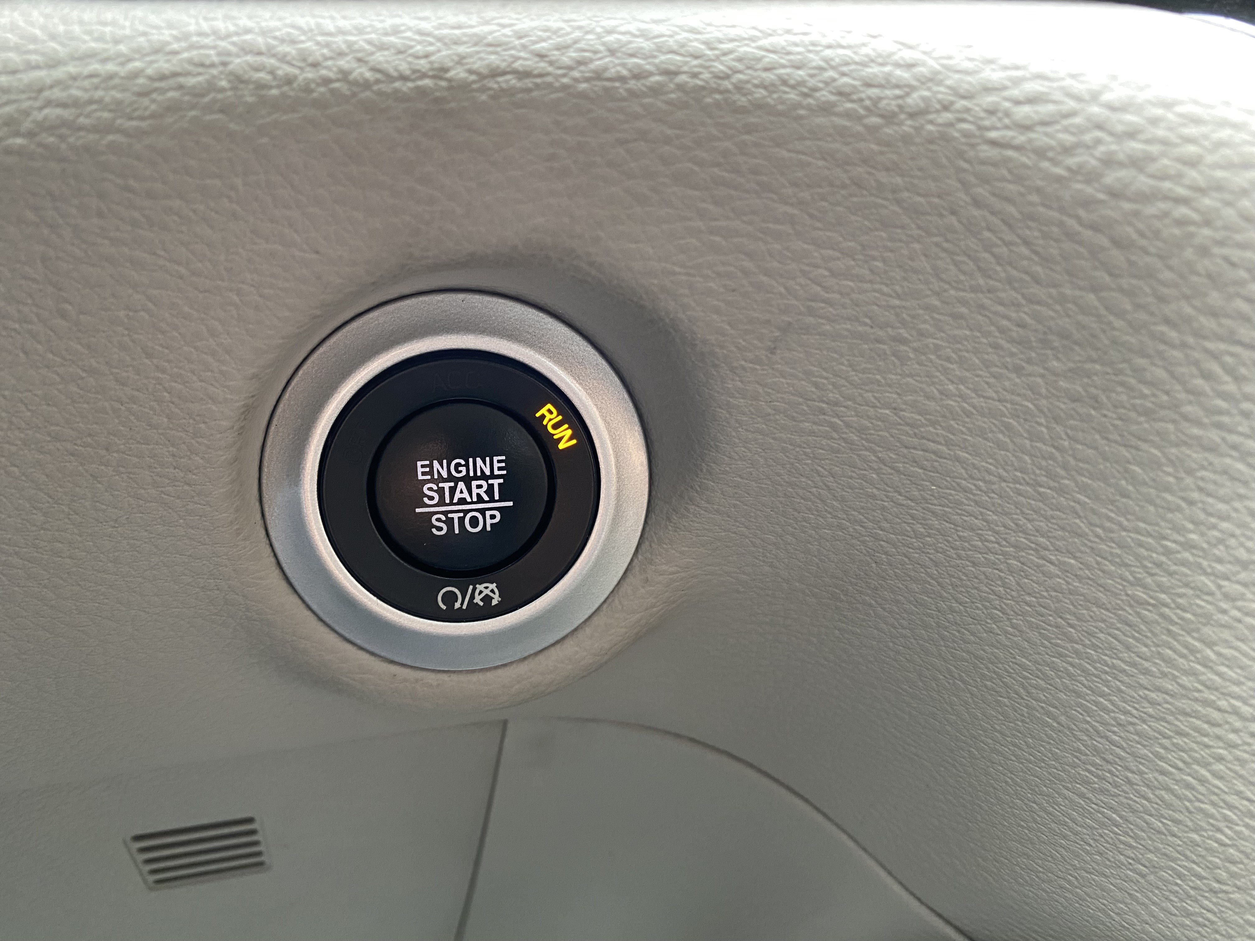 Used 2023 Chrysler Pacifica Limited FWD image 27