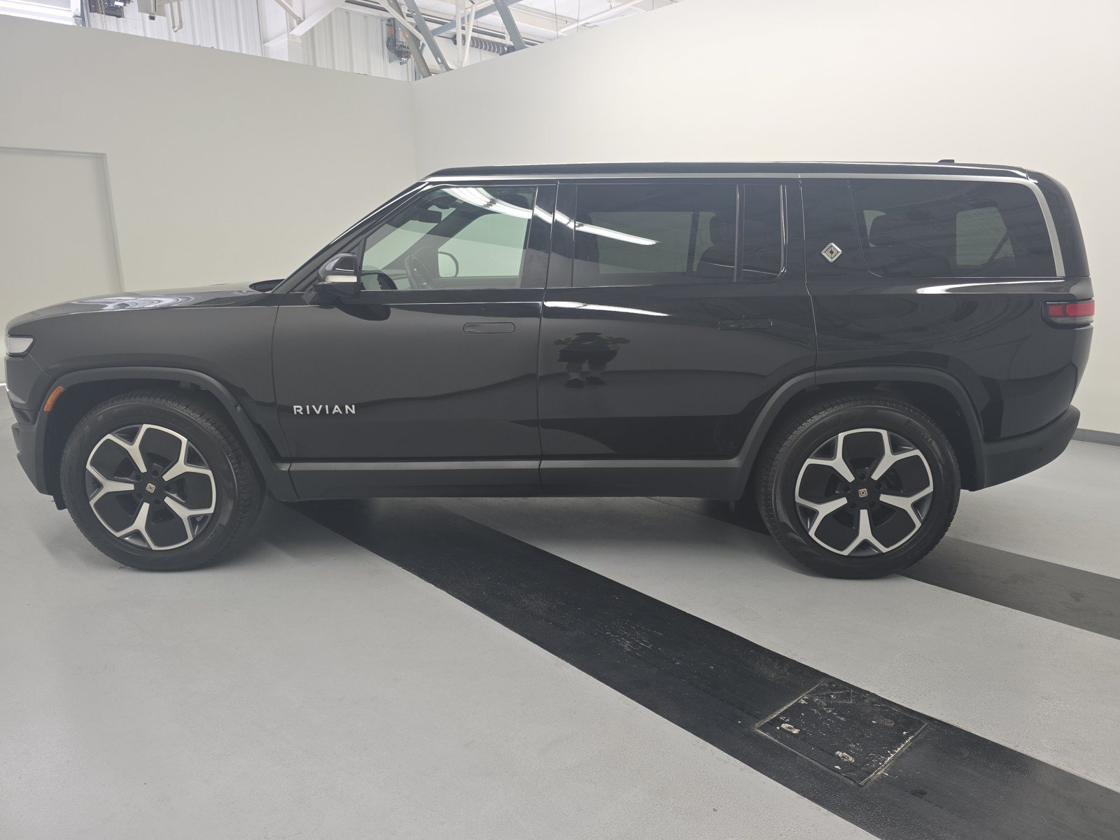 Used 2024 Rivian R1S Adventure AWD/4WD image 2