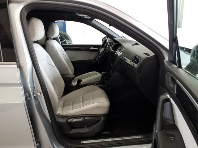 Used 2020 Volkswagen Tiguan SEL Premium R-Line w/ 3rd Row Seat Package AWD/4WD image 17