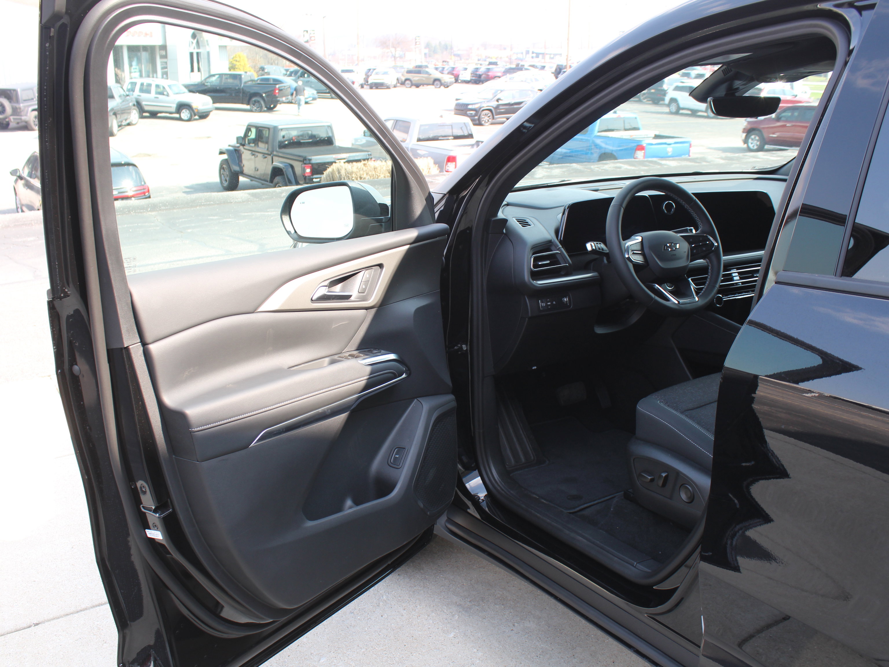 New 2026 Chevrolet Traverse LT image 8