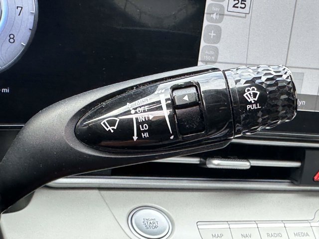 Used 2025 Hyundai Elantra Limited FWD image 38