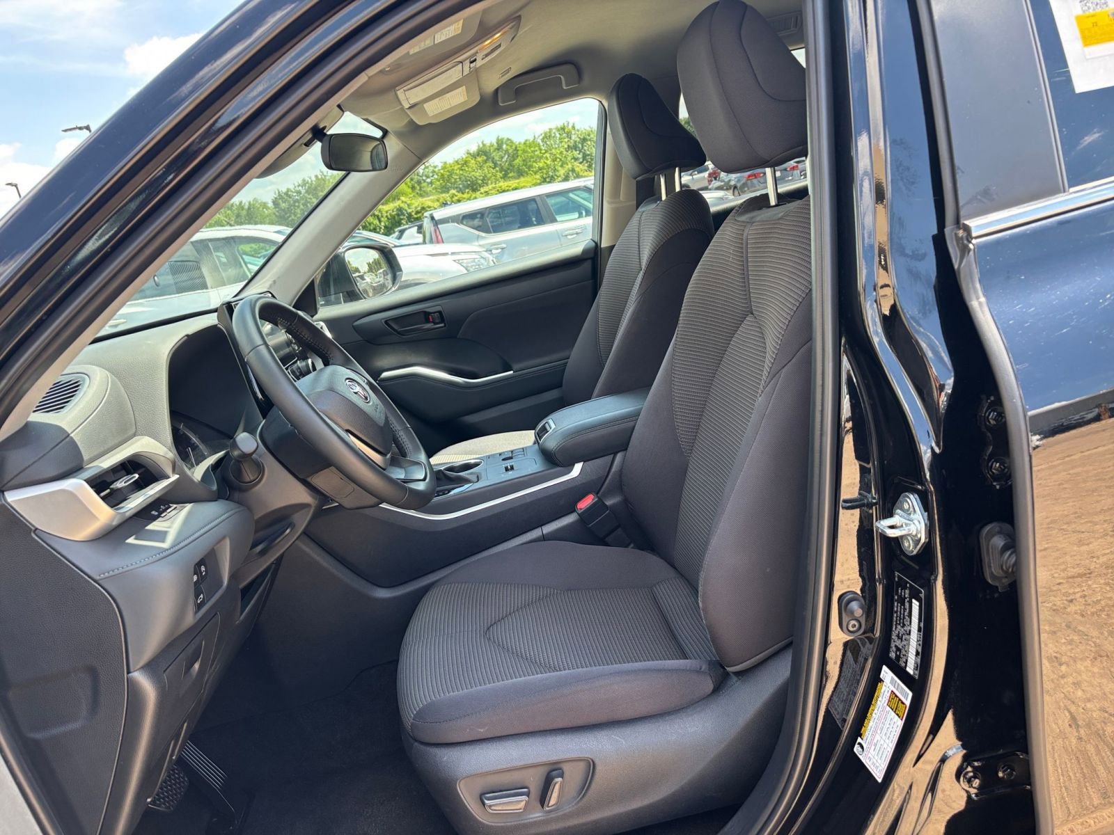 Used 2025 Toyota Highlander LE FWD image 28