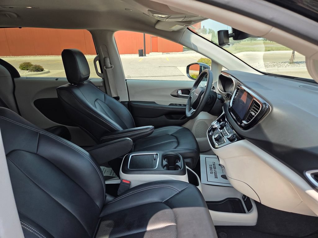 Used 2024 Chrysler Pacifica Touring-L FWD image 35