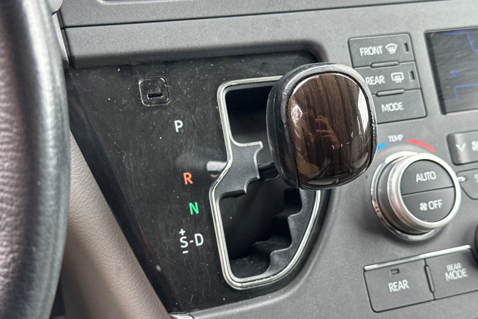 Used 2018 Toyota Sienna XLE w/ XLE Navigation Package FWD image 17