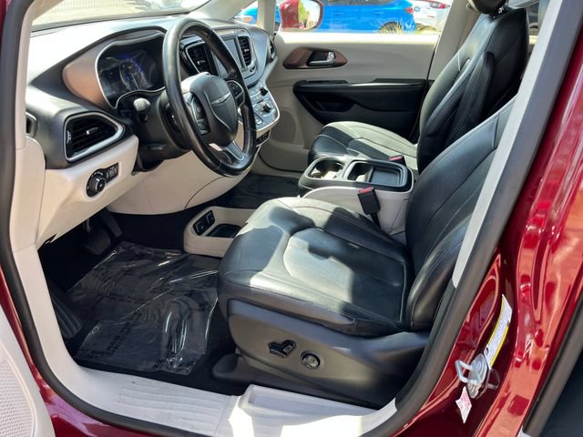 Used 2019 Chrysler Pacifica Touring-L FWD image 3