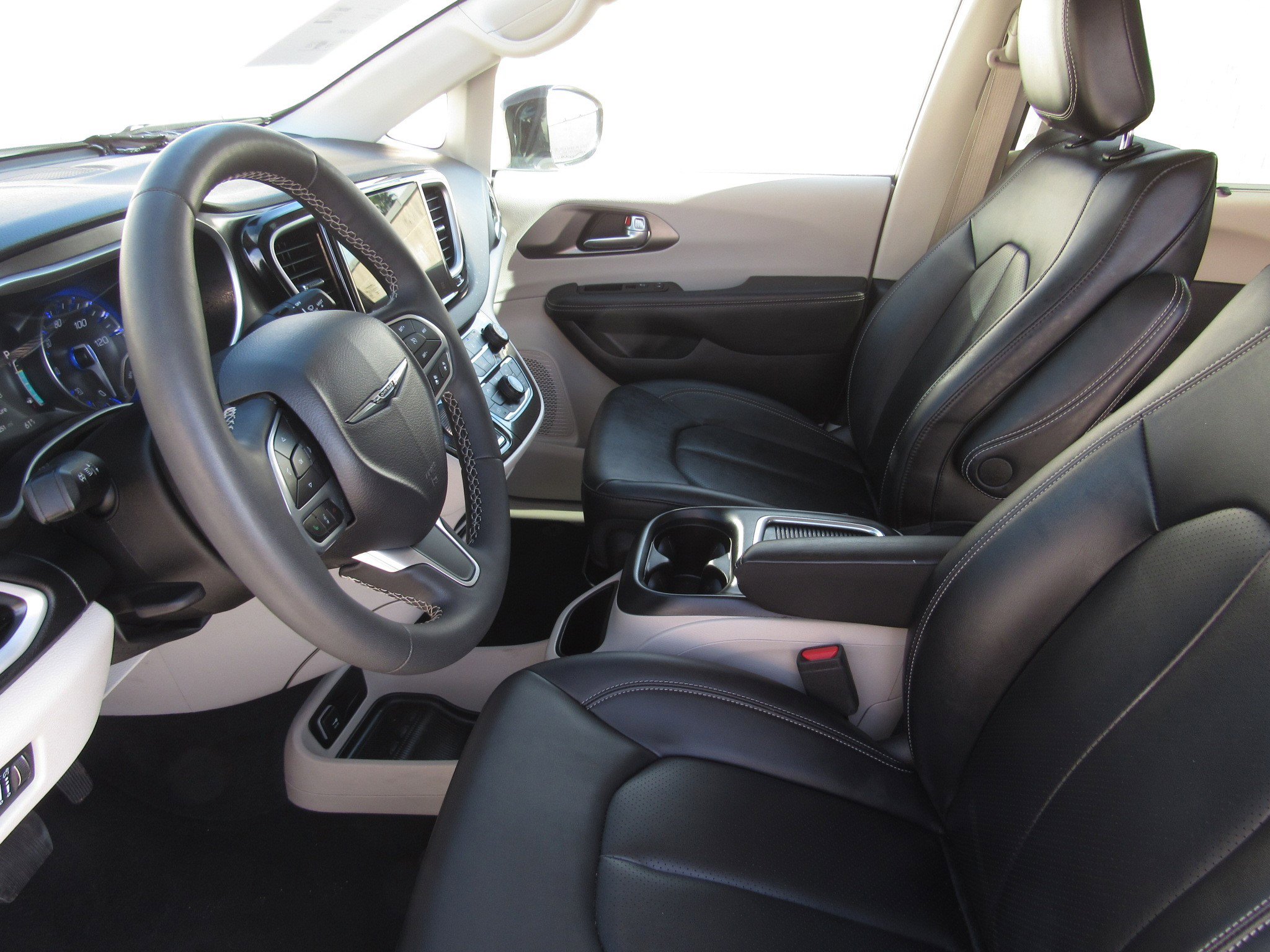 Used 2024 Chrysler Pacifica Touring-L image 16