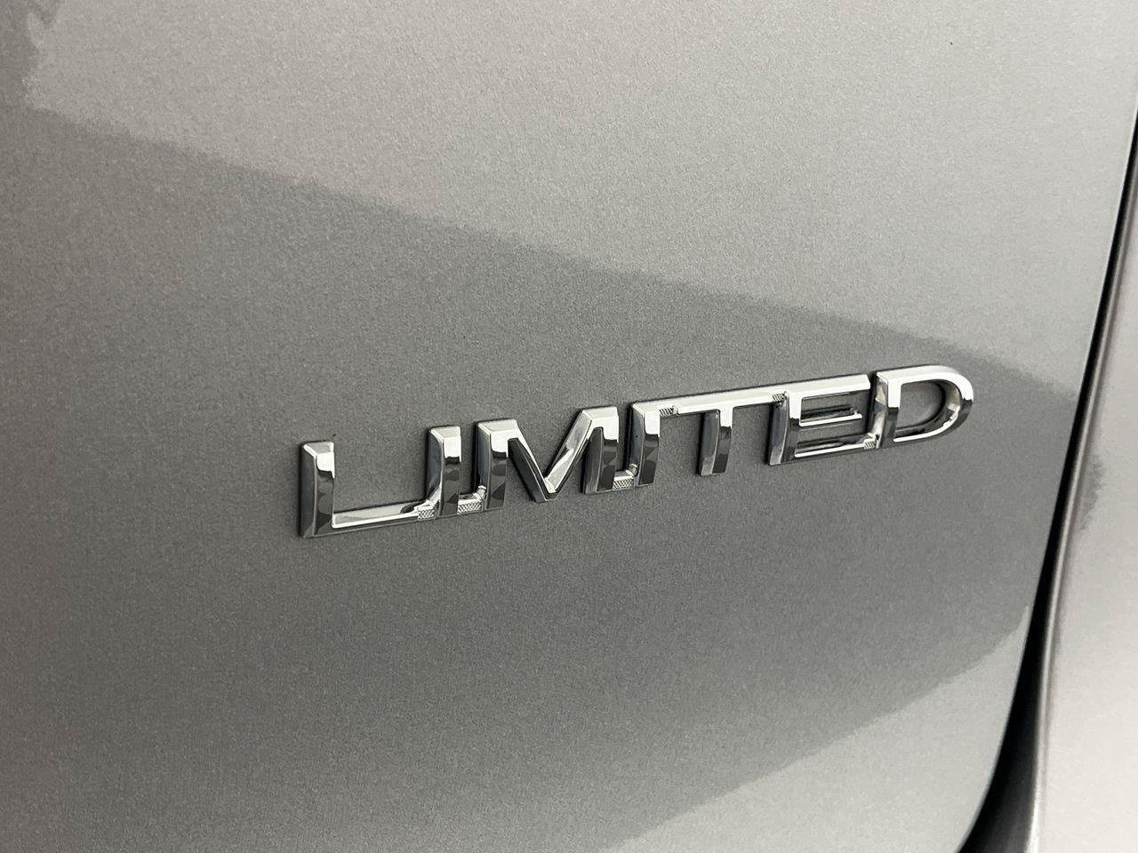 Used 2018 Chrysler Pacifica Limited FWD image 34