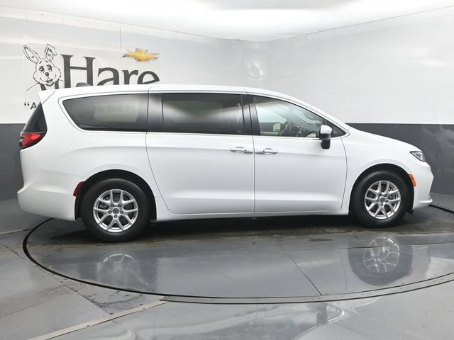 Used 2023 Chrysler Pacifica Touring-L FWD image 36
