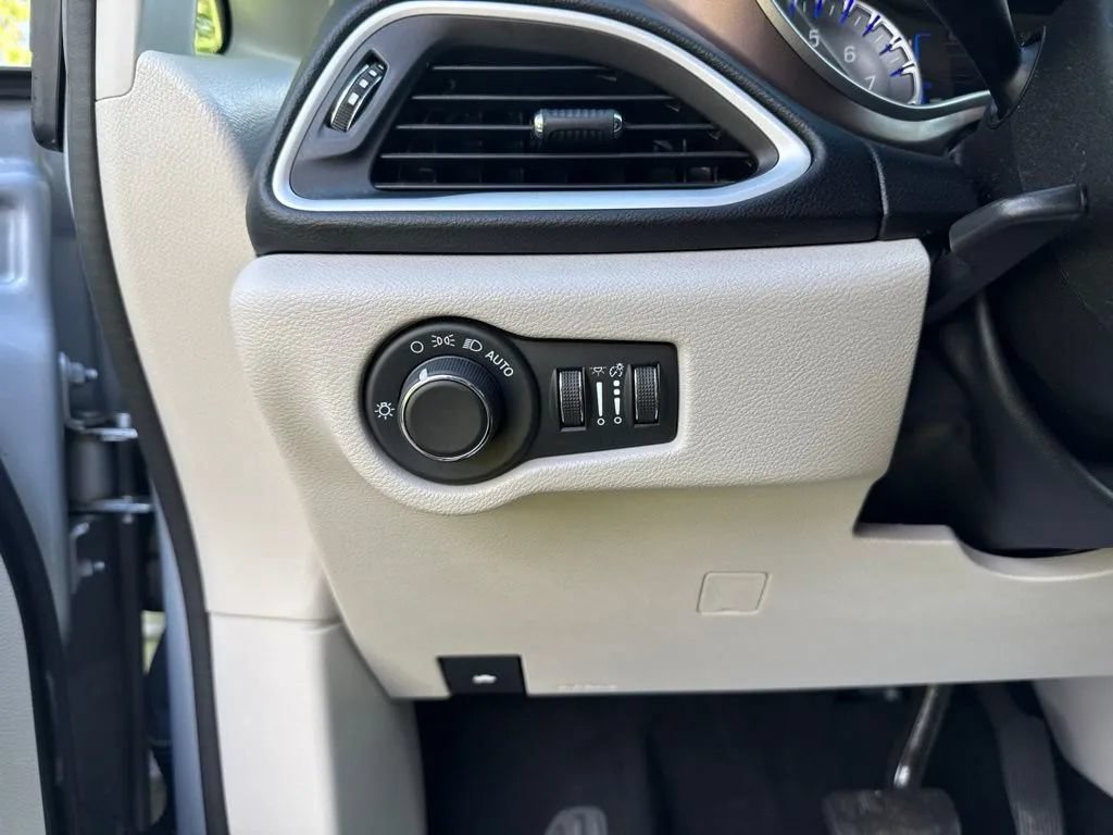 Used 2023 Chrysler Voyager LX FWD image 19