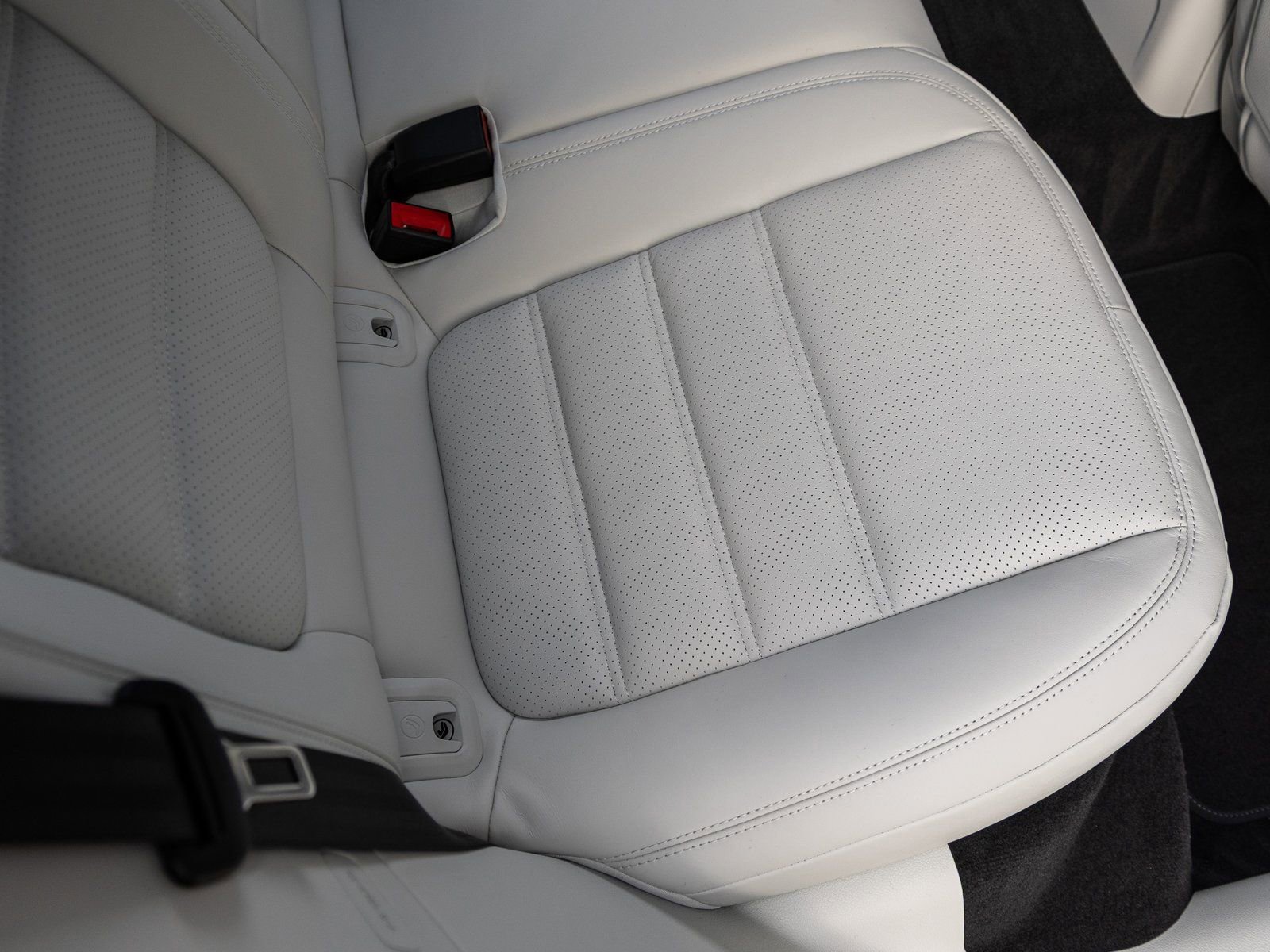 New 2026 Porsche Macan Turbo image 40