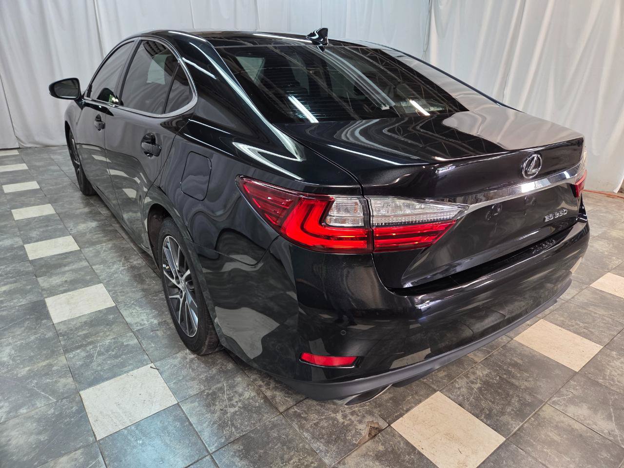 Used 2018 Lexus ES 350 w/ Luxury Package w/Wood Trim FWD image 6