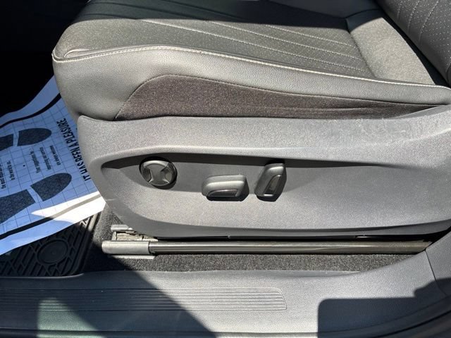 Used 2023 Volkswagen Tiguan SE w/ Panoramic Sunroof Package AWD/4WD image 11