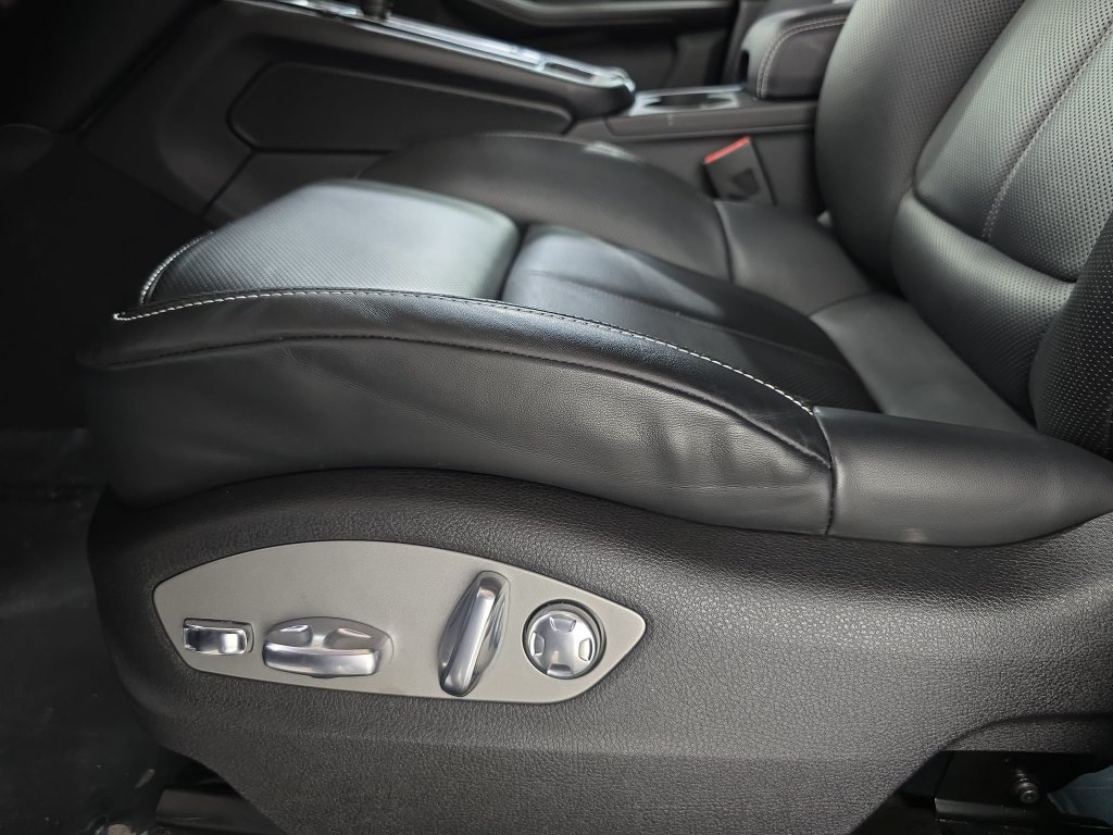 Certified 2025 Porsche Macan Turbo AWD/4WD image 23