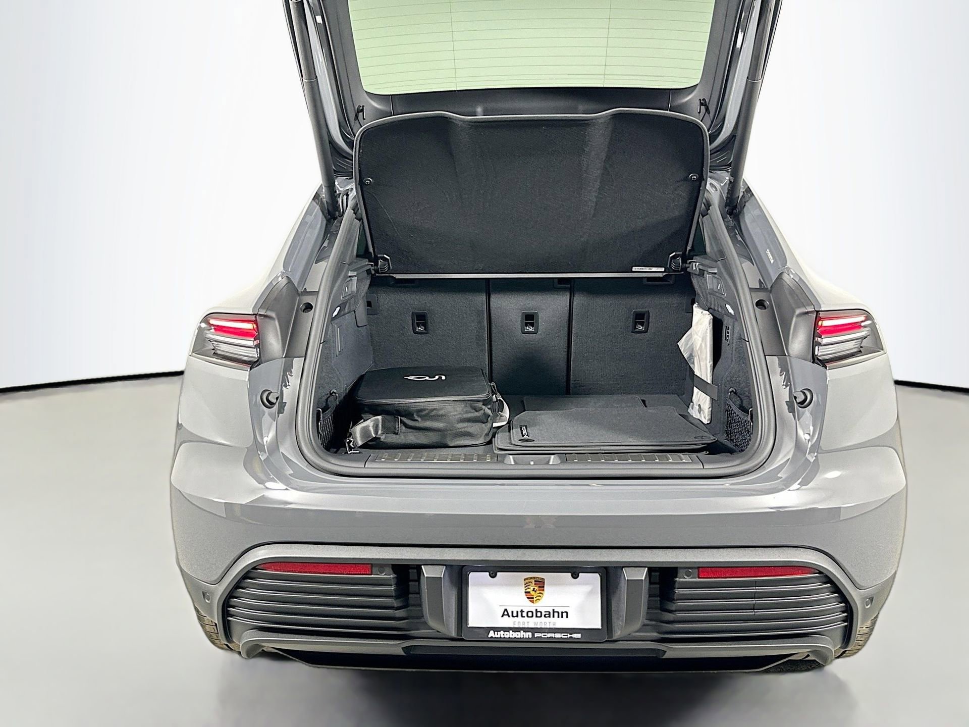 Certified 2025 Porsche Macan 4 Electric image 18