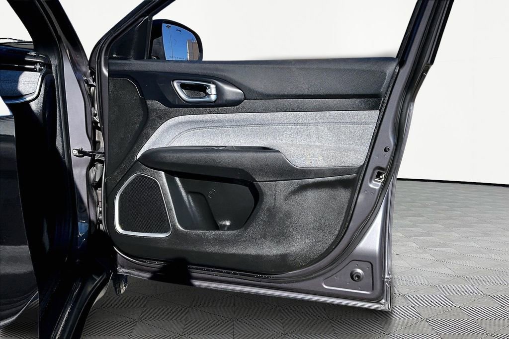 Used 2024 Jeep Compass Latitude image 24