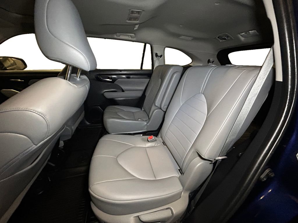 Used 2022 Toyota Highlander XLE image 13
