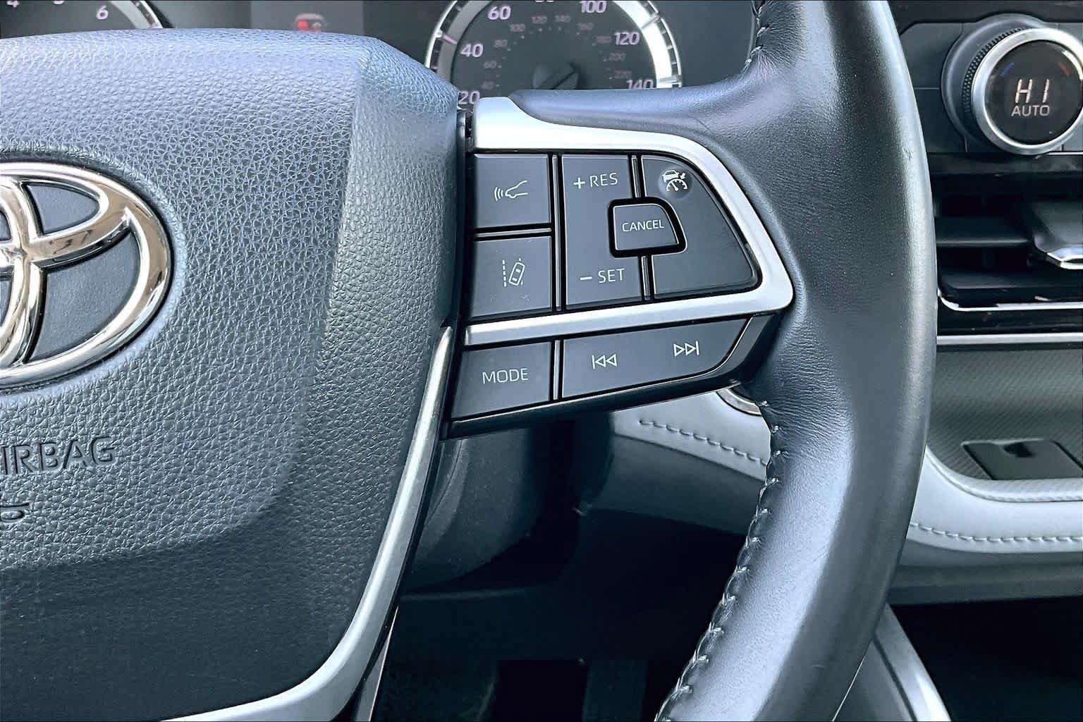 Used 2022 Toyota Highlander LE FWD image 23