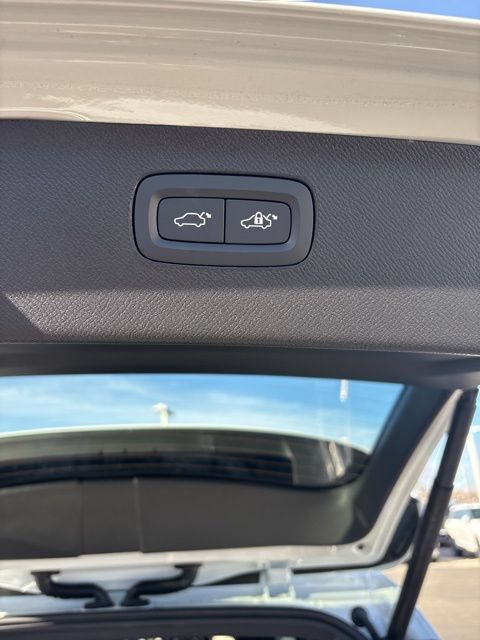 New 2026 Volvo XC90 B6 Plus w/ Protection Package Premier AWD/4WD image 38