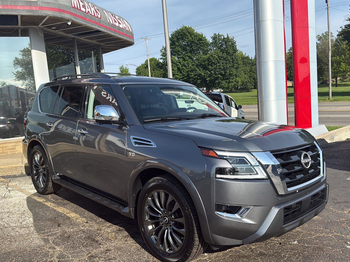 Used 2022 Nissan Armada Platinum w/ Captain's Chairs Package AWD/4WD image 1