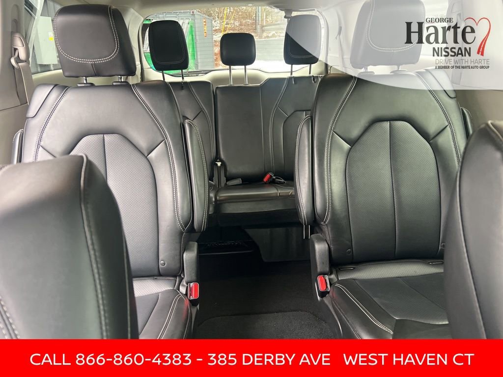 Used 2024 Chrysler Pacifica Touring-L image 39