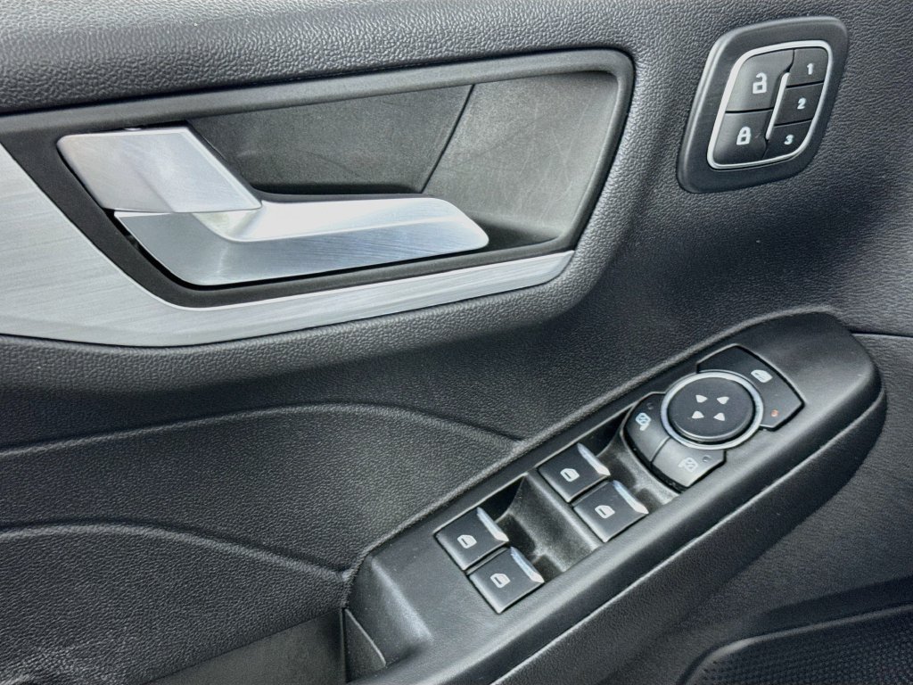 Used 2025 Ford Escape Platinum AWD/4WD image 18