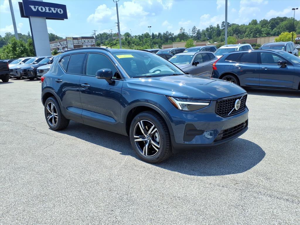 New 2026 Volvo XC40 B4 Core w/ Climate Package