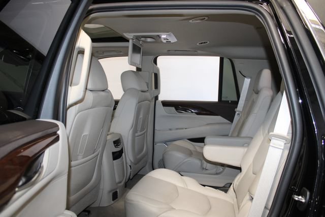 Used 2017 Cadillac Escalade Luxury AWD/4WD image 9