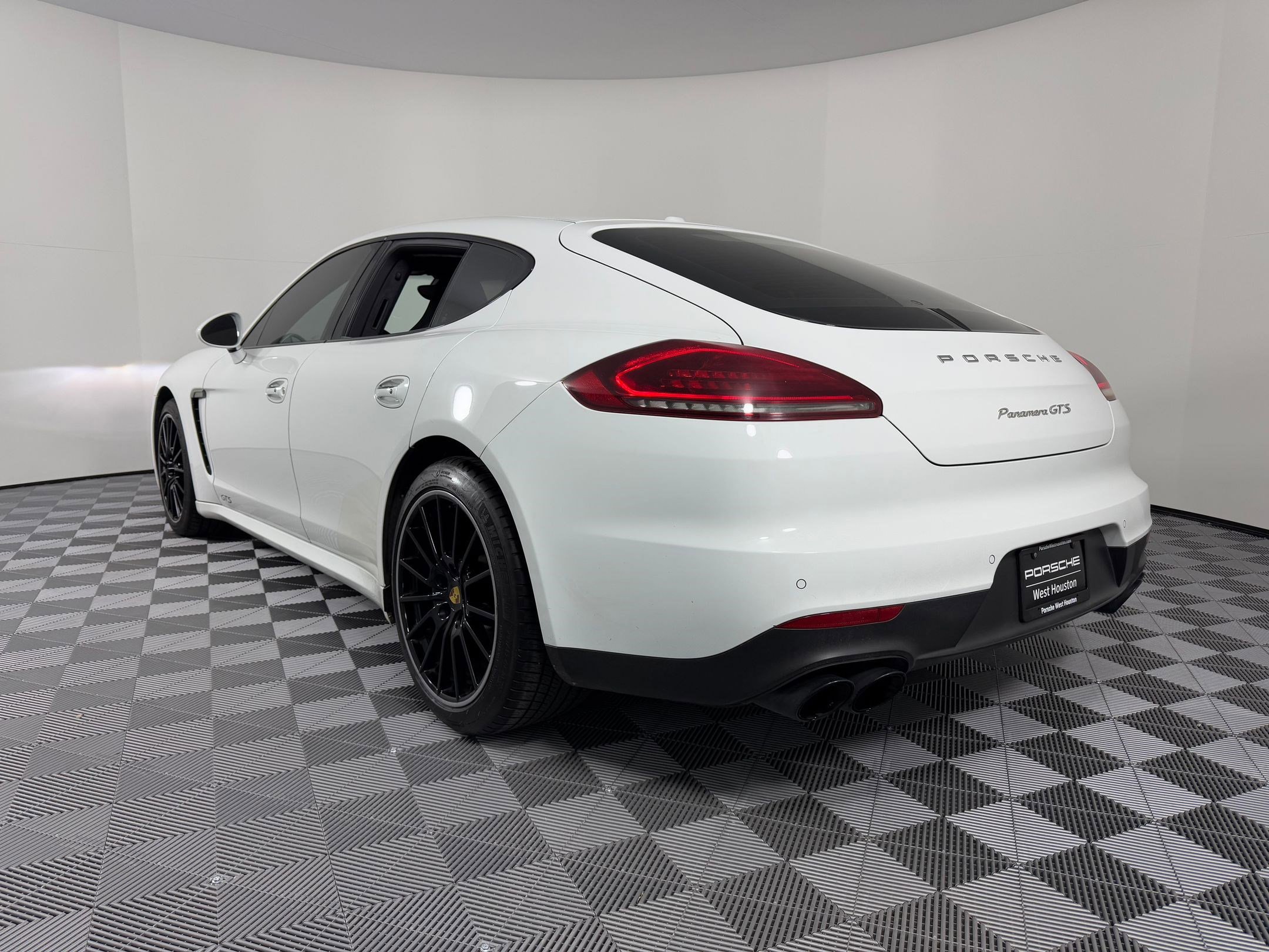 Used 2016 Porsche Panamera GTS image 3