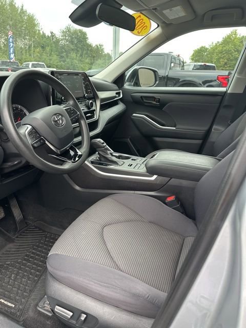 Used 2021 Toyota Highlander LE image 12
