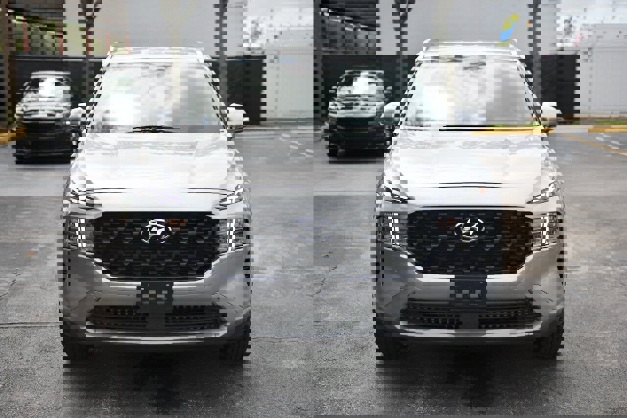 Used 2023 Hyundai Santa Fe SEL image 2