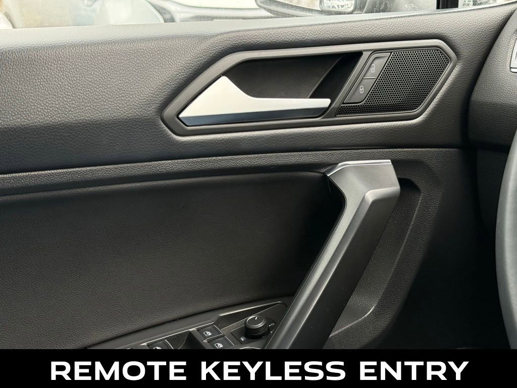 Used 2021 Volkswagen Tiguan SE image 17