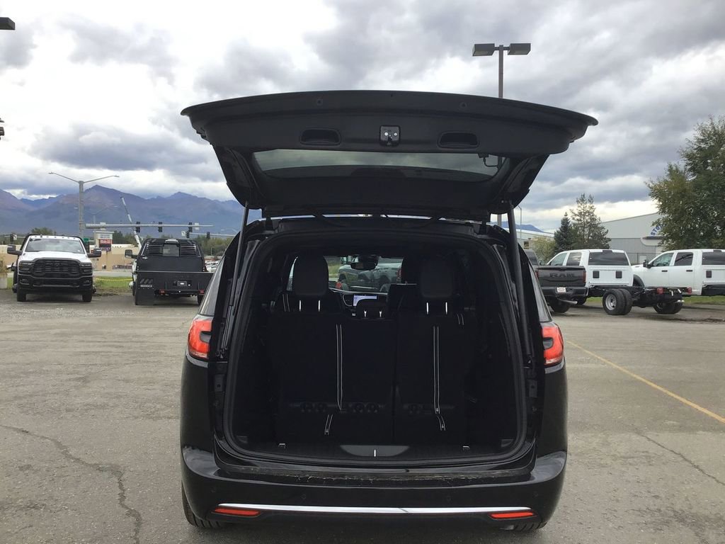 New 2026 Chrysler Pacifica Select image 11