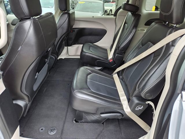 Used 2023 Chrysler Pacifica Touring-L FWD image 16