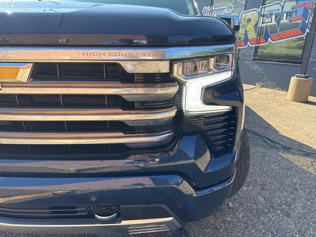 Used 2022 Chevrolet Silverado 1500 High Country w/ Technology Package AWD/4WD image 4