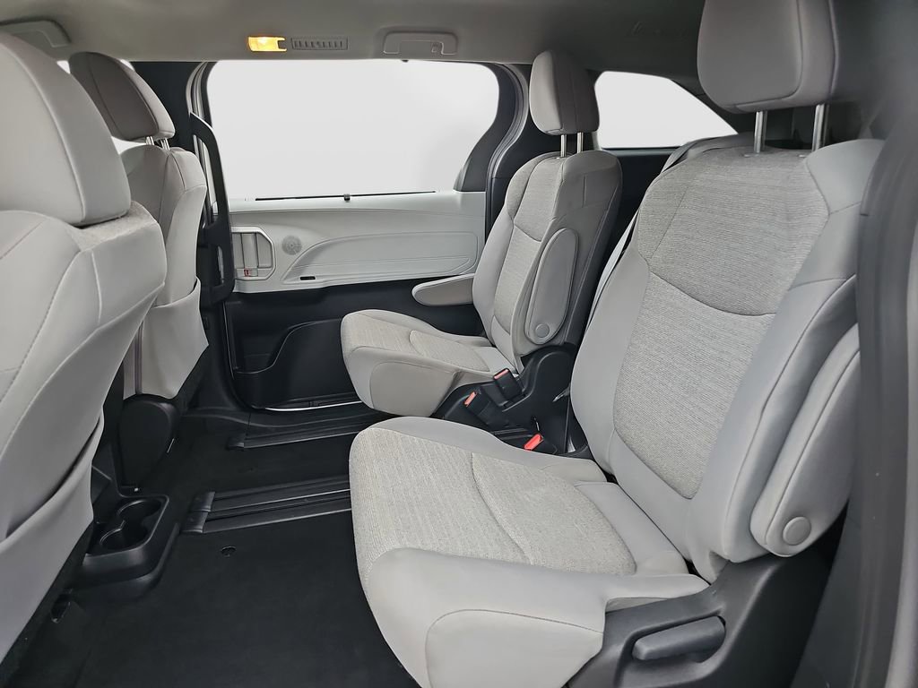 Certified 2025 Toyota Sienna LE image 19
