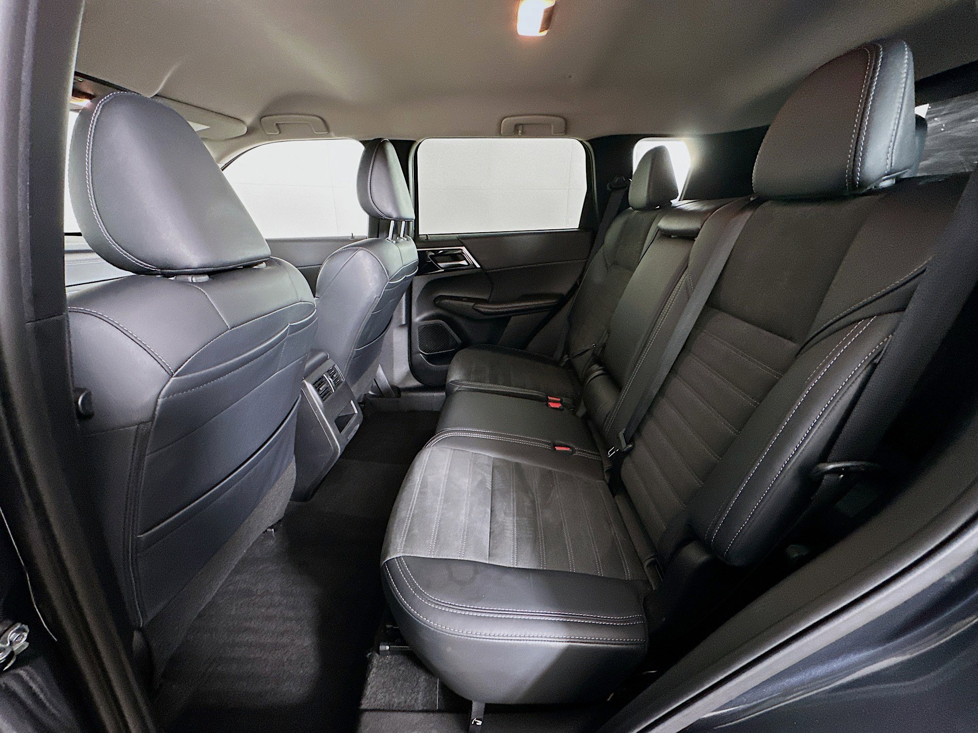 Used 2024 Mitsubishi Outlander SE image 27