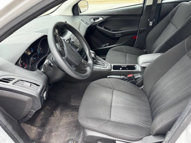 Used 2018 Ford Focus SE w/ SE Appearance Package image 29