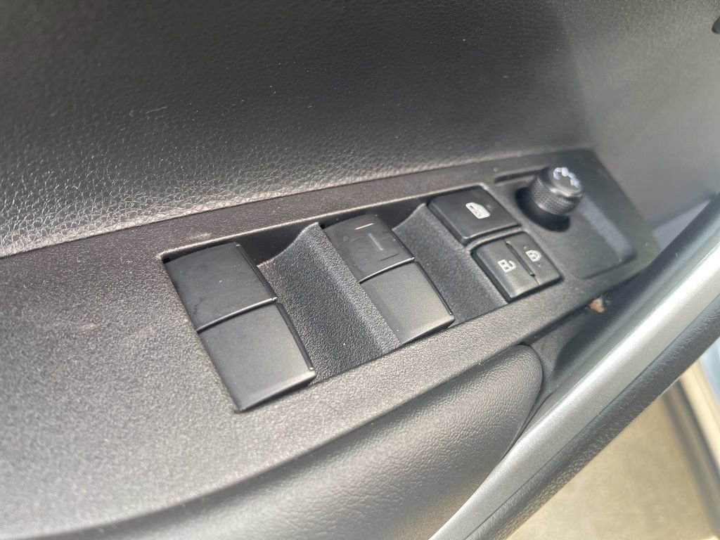 Used 2025 Toyota Corolla Cross LE w/ Moonroof Package AWD/4WD image 19