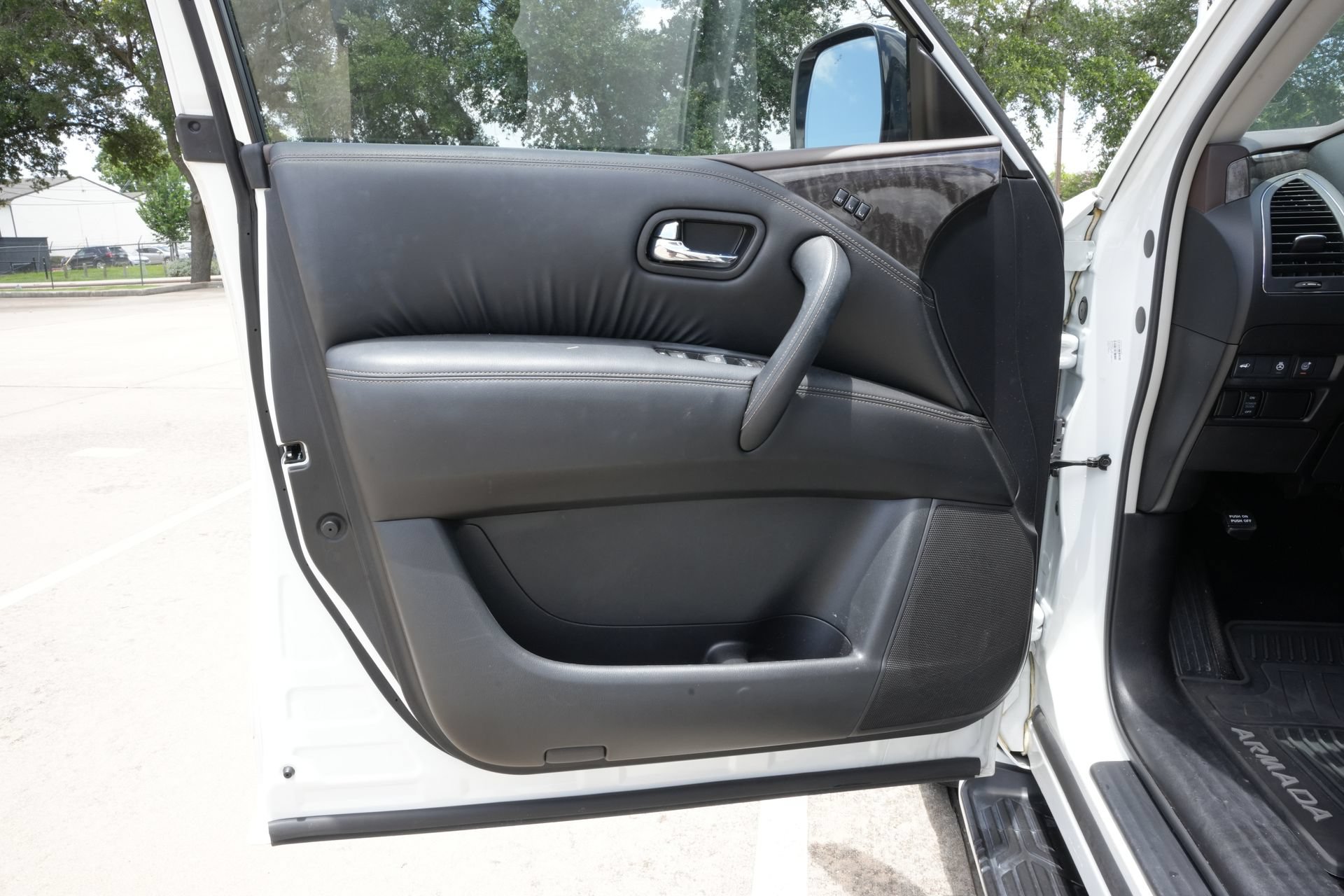 Used 2023 Nissan Armada Platinum w/ Captain's Chairs Package RWD image 16