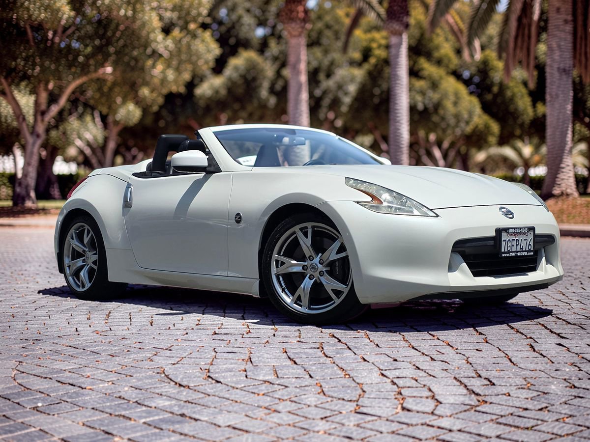 Used 2010 Nissan 370Z Touring w/ Sport Pkg RWD image 3