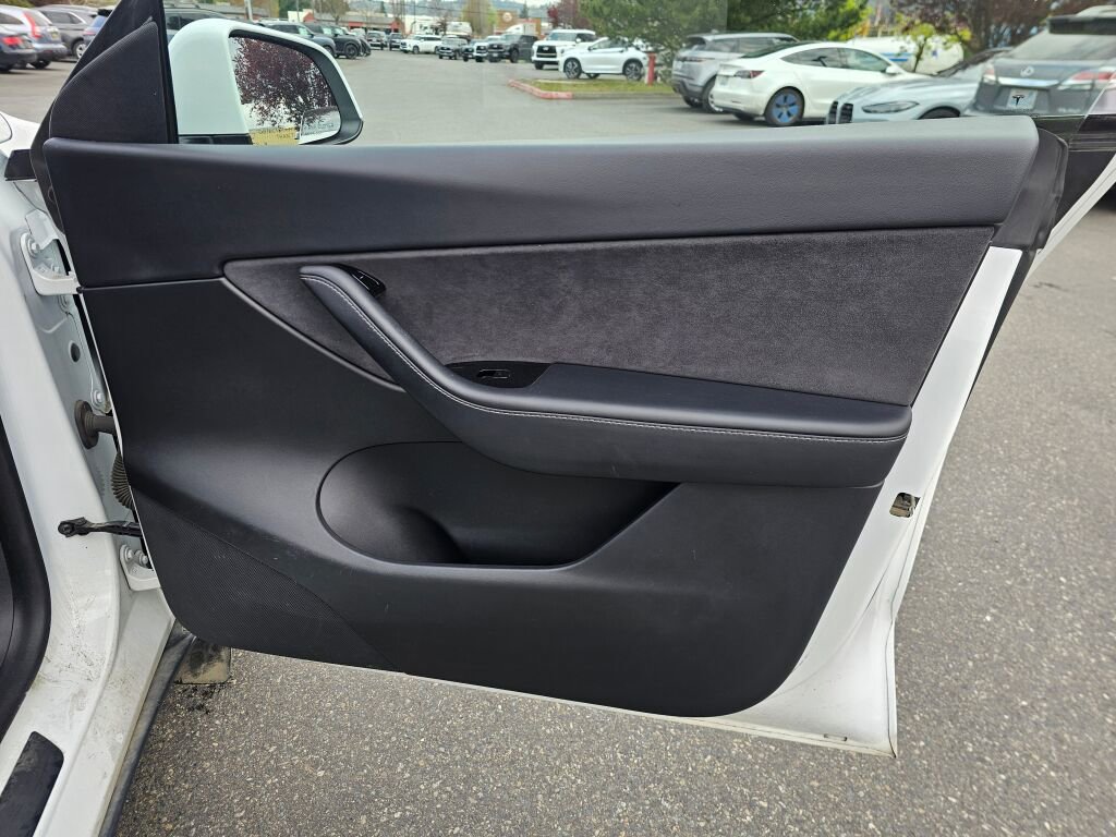 Used 2020 Tesla Model Y Long Range image 10