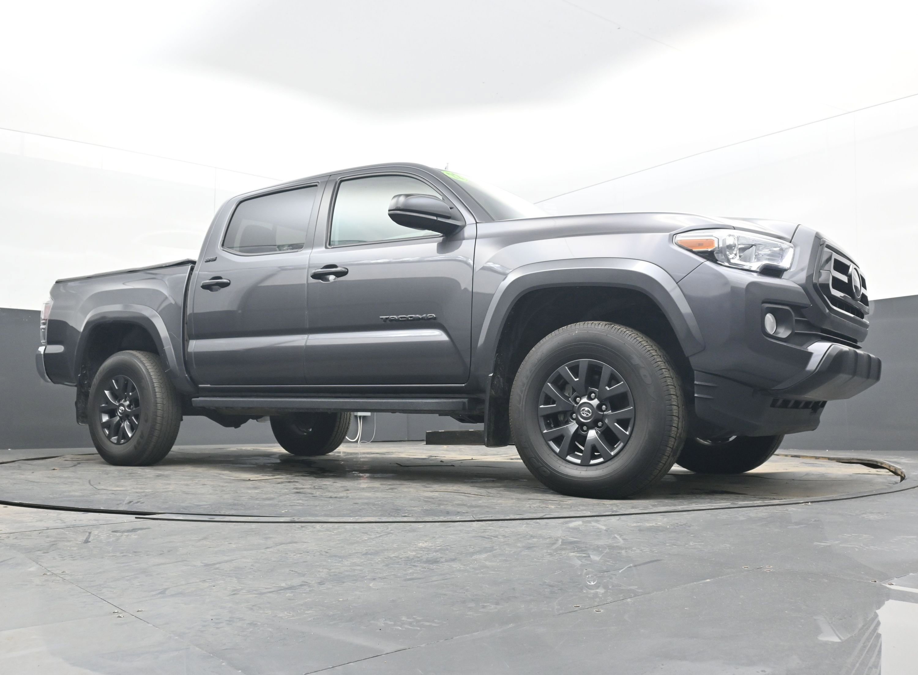 Used 2022 Toyota Tacoma SR5 w/ SR5 Appearance Package (SM) image 22
