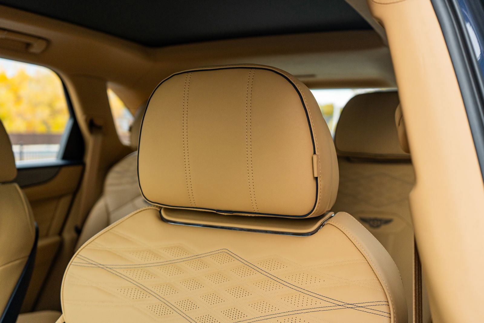 Used 2025 Bentley Bentayga image 28